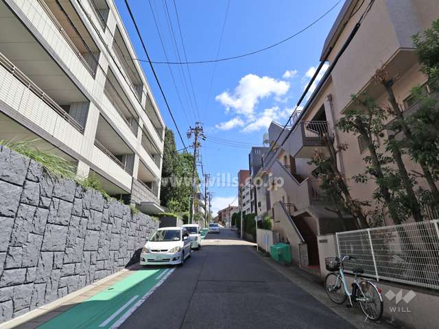 ローレルコート東山の南側前面道路(西側から)