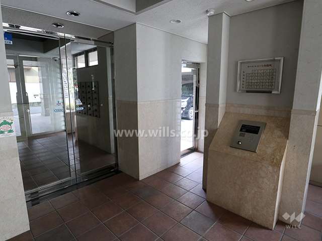 エントランスはオートロック付きです。