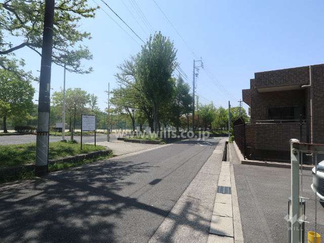 敷地に隣接する茶屋ヶ坂公園