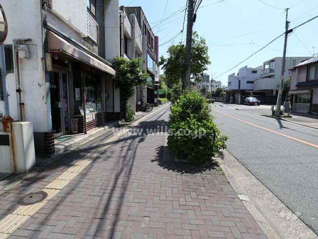 敷地西側の前面道路