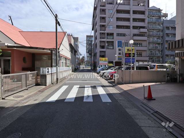 敷地北側の前面道路（西側から）