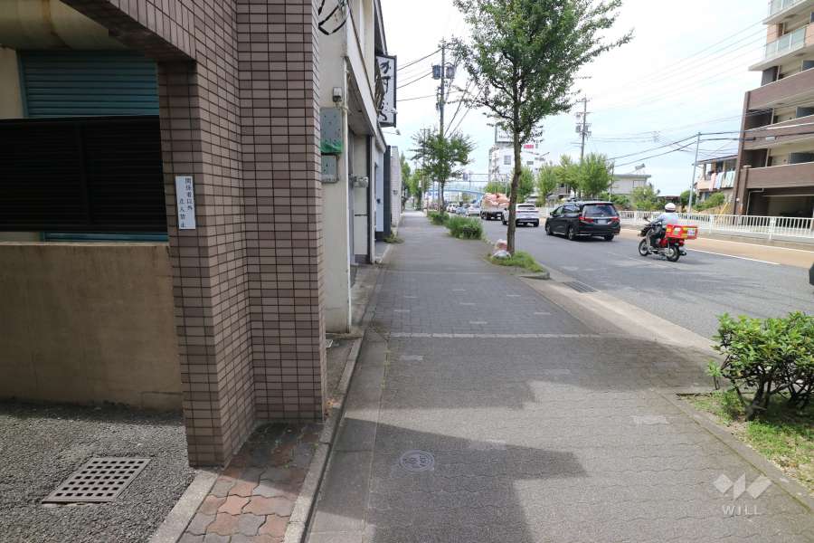 敷地の北側前面道路（東側から）