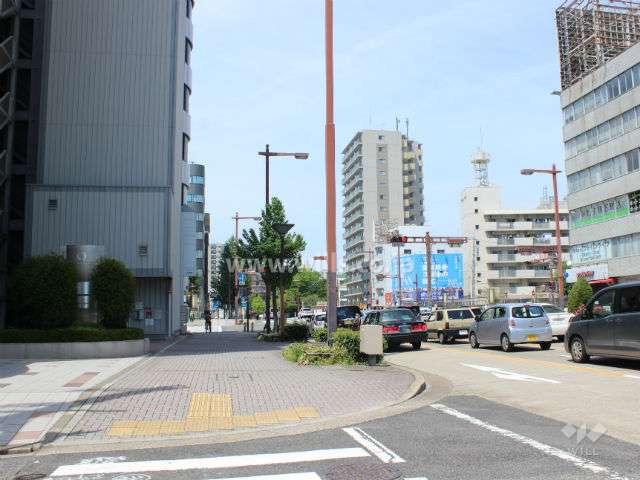 敷地北側の前面道路。片側三車線の広い道です。