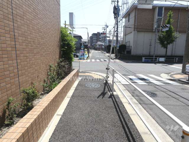 敷地西側の前面道路