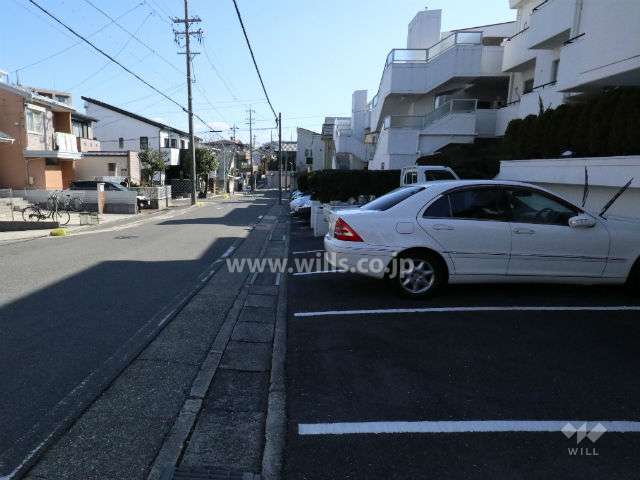 敷地の前面道路と敷地内駐車場(屋外平面式)