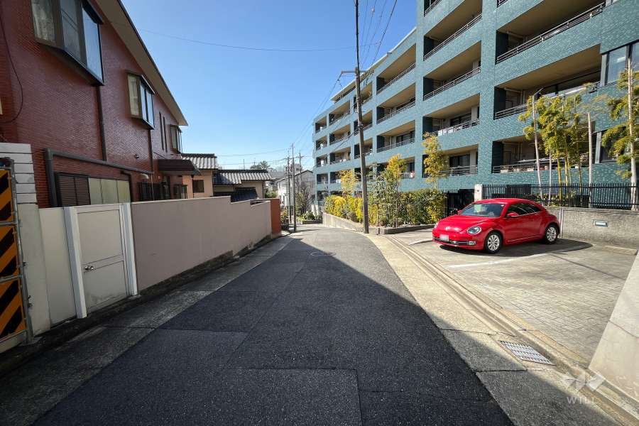 敷地南側の前面道路(東側から)