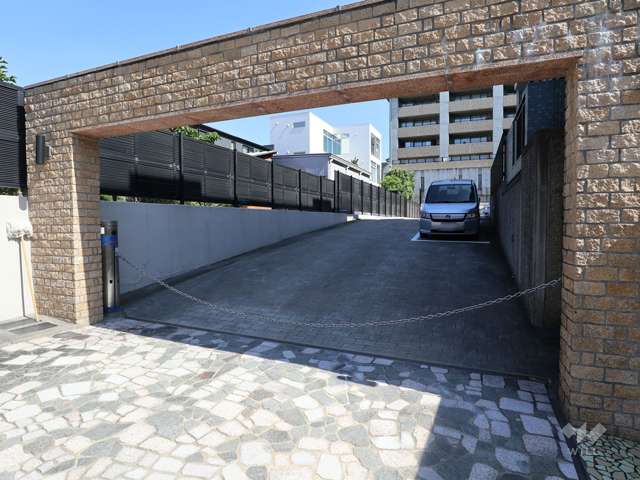 駐車場出入り口(ロボットゲート付き)