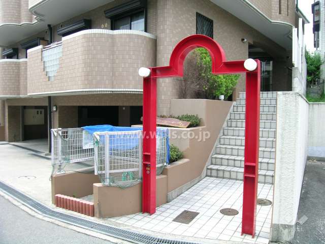 アーチが付いたエントランスアプローチ