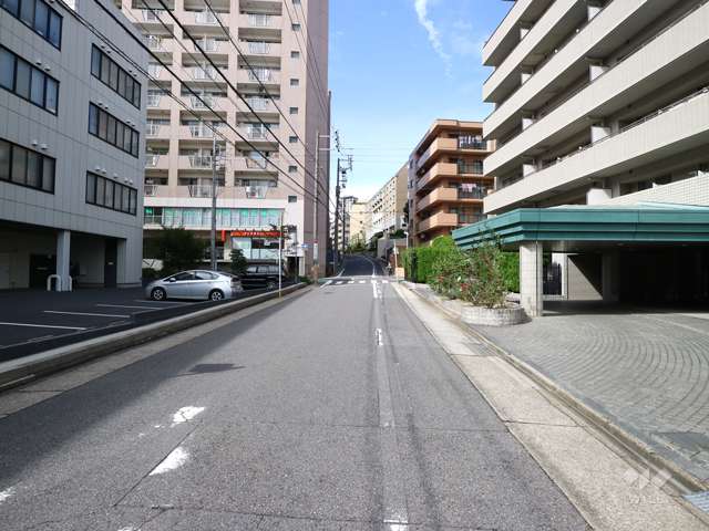 敷地南側の前面道路