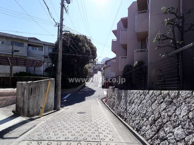 敷地北東側の前面道路