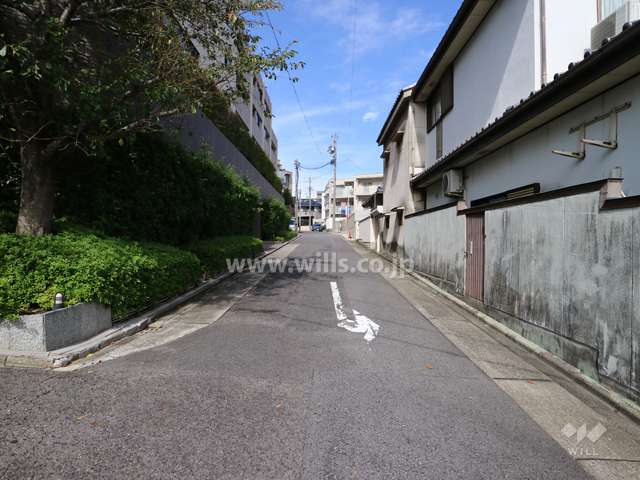 敷地東側の前面道路