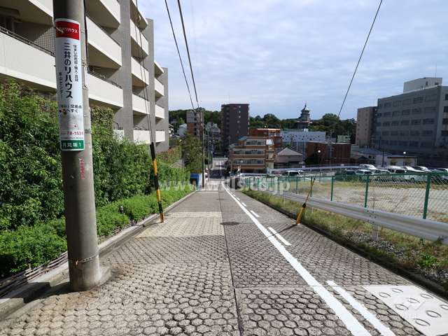 敷地南側の前面道路