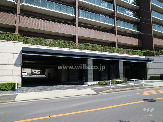 駐車場出入り口と南側マンション出入口