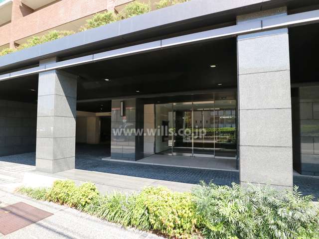 南側マンション出入口