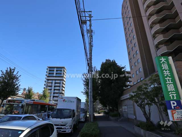 敷地北西側の前面道路（南西側から）