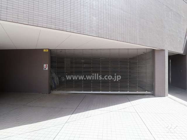 屋内駐車場出入り口（リングシャッター付き）