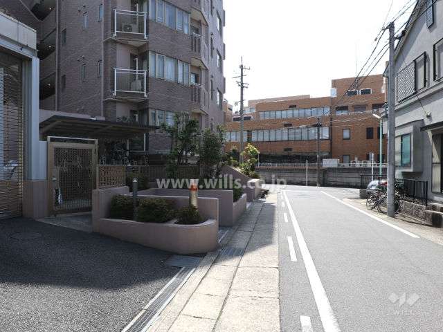 敷地西側の前面道路