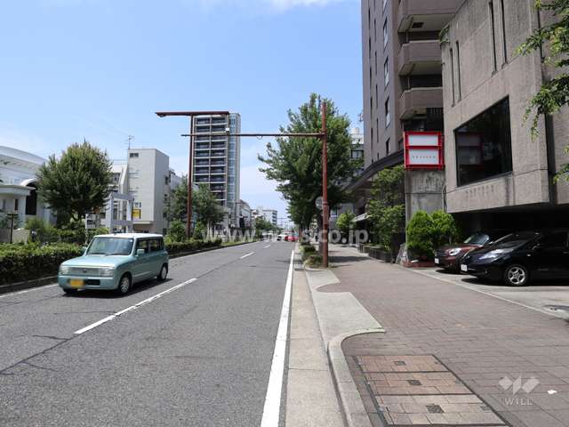 敷地西側の前面道路