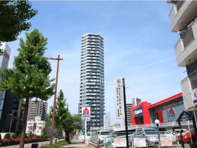 グランスイート千種タワーの遠景。周辺は住宅のほか、店舗や事務所などが混在する街です。
