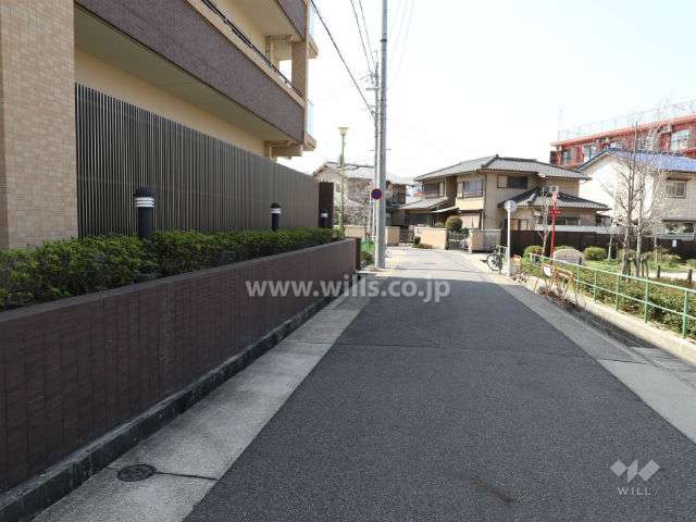 敷地西側の前面道路