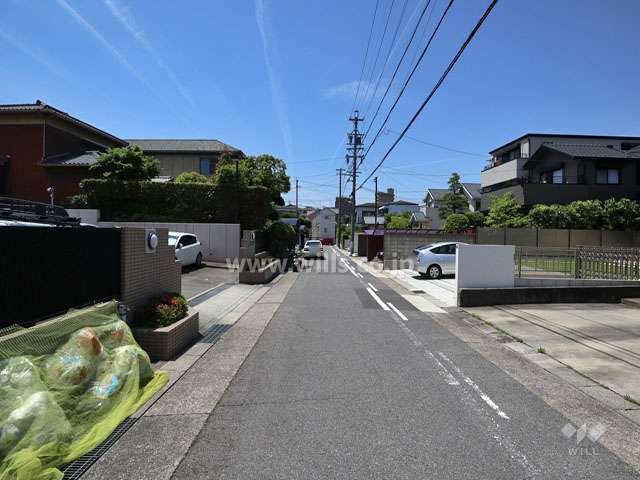 敷地の北側前面道路（東側から）