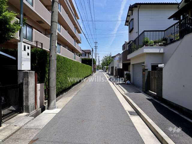 物件の南側前面道路（西側から）