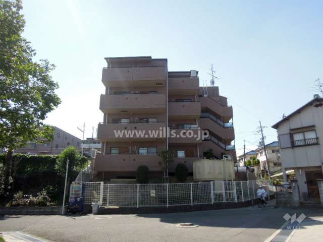 セントラル南桜塚２番館の外観（東側から）　周辺は一戸建てとマンションが混在する静かな住宅地。