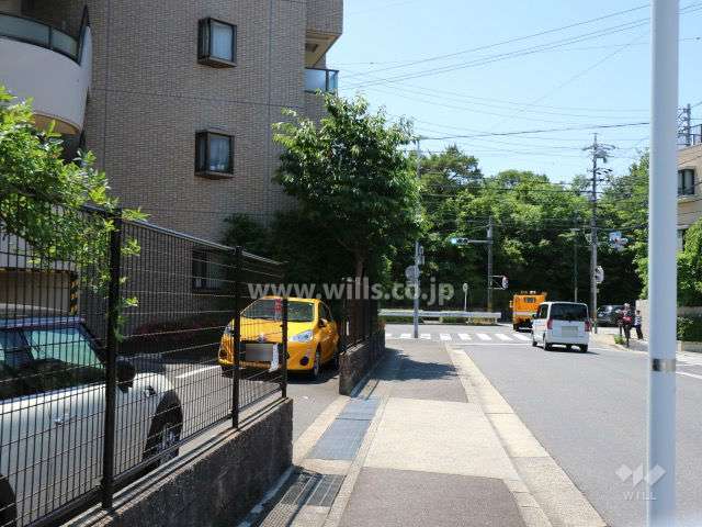 敷地西側の前面道路