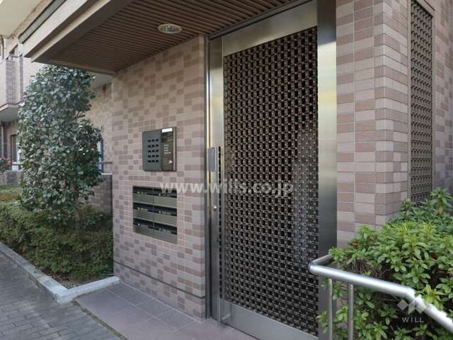 エントランスはオートロック付きです。