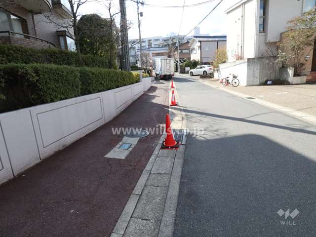 敷地西側の前面道路(北側から)