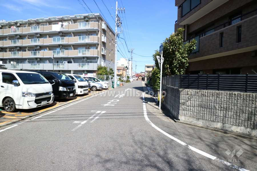 敷地西側の前面道路
