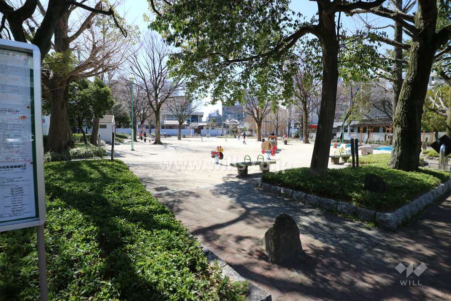 向かい側にある仲田公園