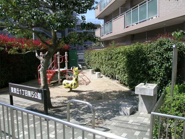 敷地に隣接する小さな公園
