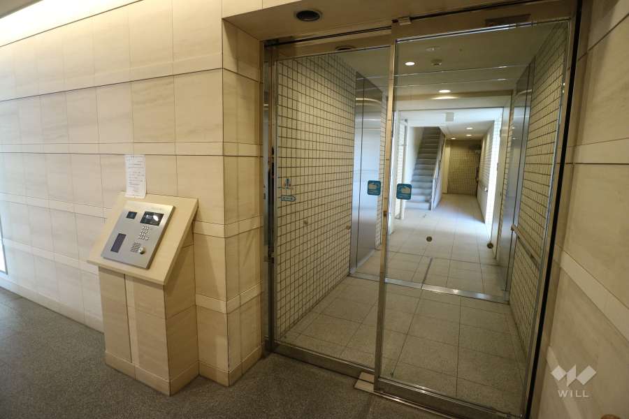 エントランスホールから棟内への入り口
