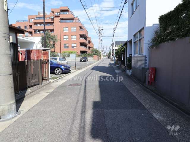 敷地北東側の前面道路（北西側から）