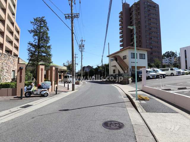 敷地南西側の前面道路（北西側から）