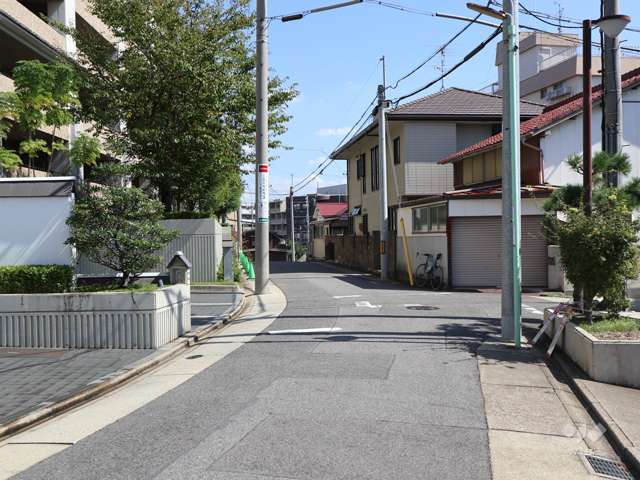 敷地南側の前面道路