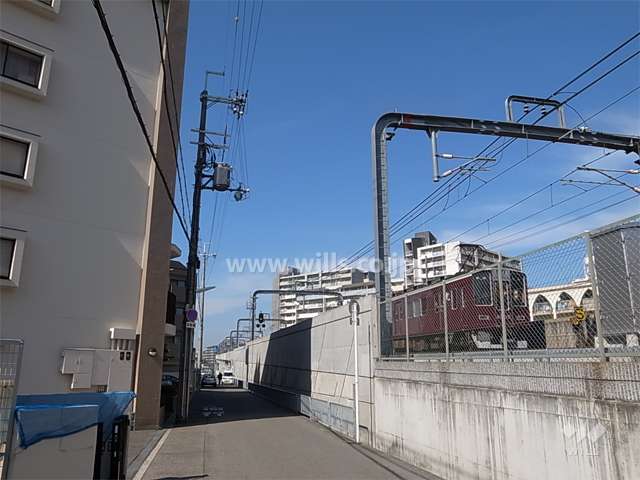 敷地の北東側には阪急宝塚線が走っています。