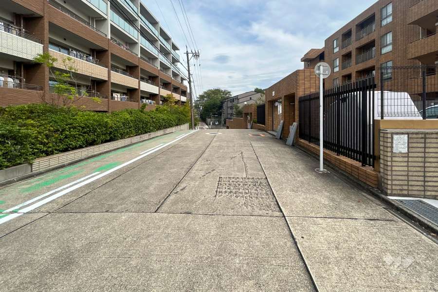 敷地南側の前面道路