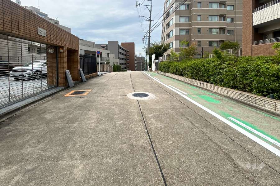 敷地南側の前面道路