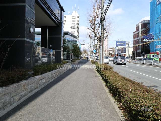 敷地東側の前面道路(南側から)