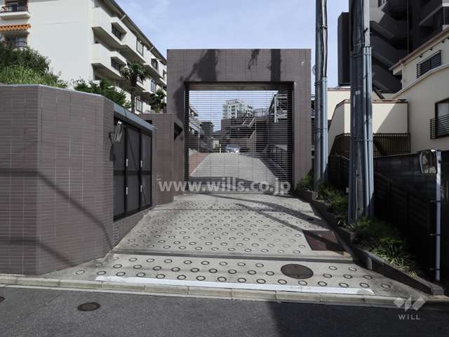 駐車場出入り口(リングシャッター付き)