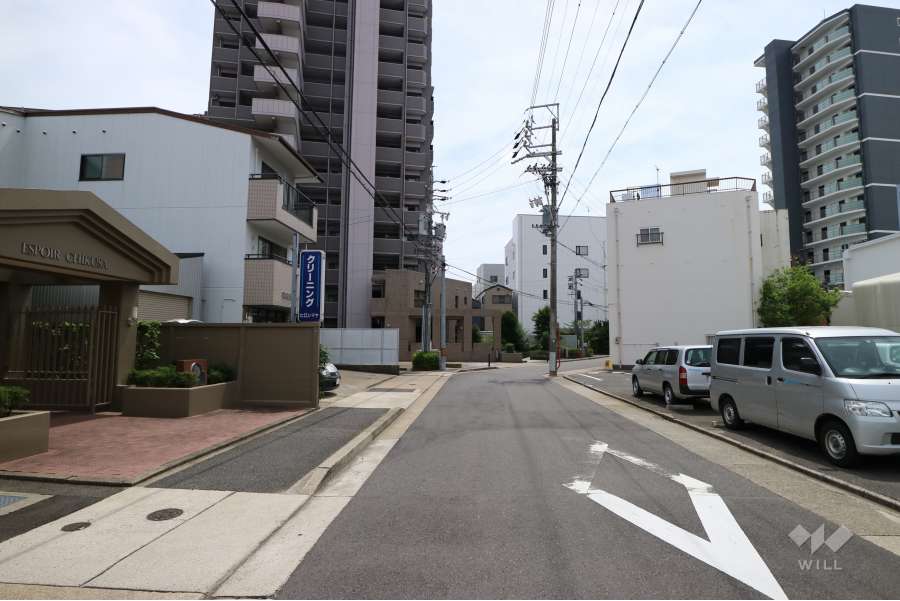 敷地北西側の前面道路（南西向き）