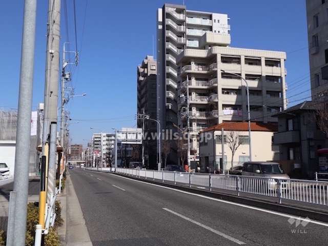 敷地西側の前面道路。二車線の通り。