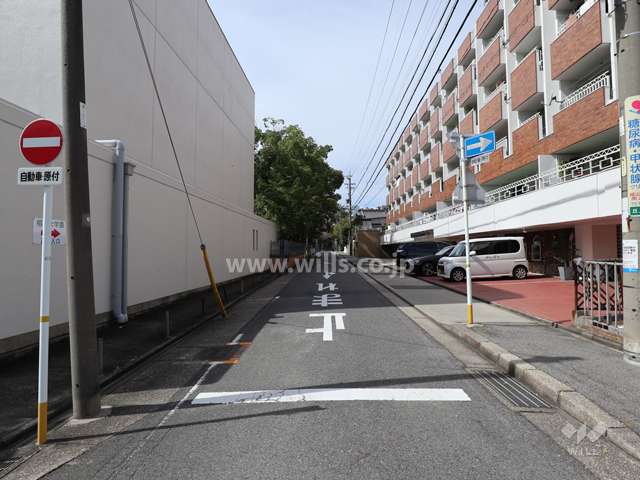 敷地南側の前面道路