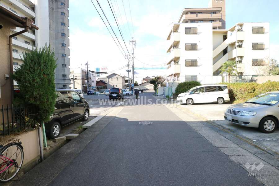 敷地南側の前面道路（東側から）