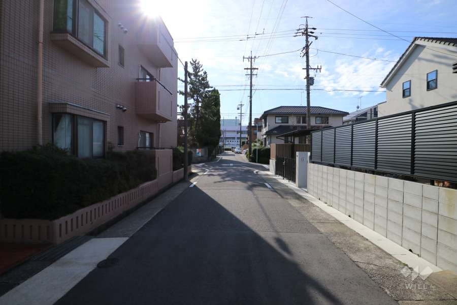 敷地西側の前面道路（北側から）