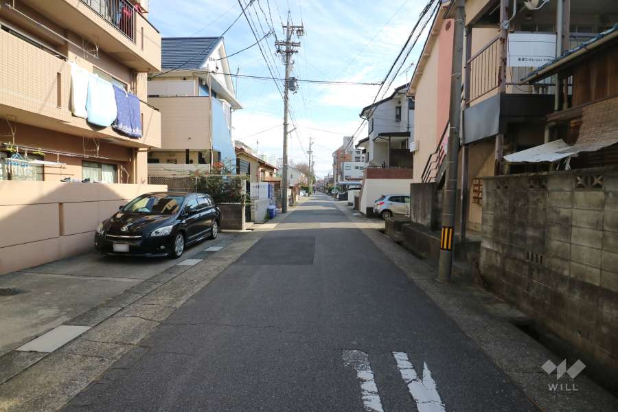 敷地南側の前面道路（西側から）
