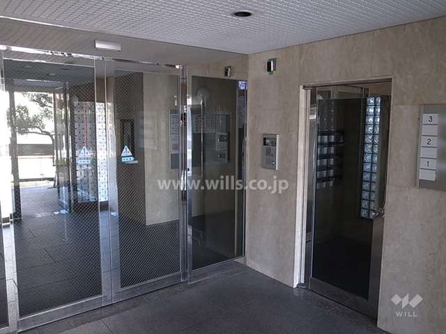 エントランスはオートロック付きです。