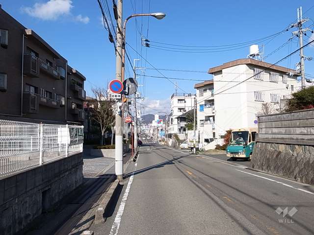 敷地東側の前面道路は二車線のバス通りです。